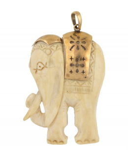 192.  Colgante años 50 en forma de elefante de marfil cubierto en cabeza y lomo por piezas de oro calado
