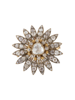 7.  Broche de ff S. XVIII pp. S. XIX en forma de flor de diamantes de talla rosa, con gran diamante central