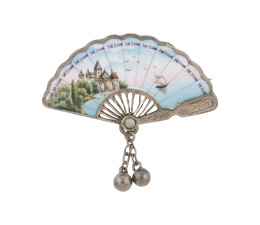 129.  Broche de pp. S. XX en plata, en forma de abanico con país esmaltado de paisaje costero.