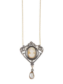 97.  Pendentif de pp. S. XX con centro de camafeo en concha bicolor, rodeado de marco de diamantes. Realizado en oro amarillo de 18K con vistas en plata