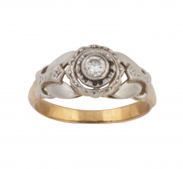 99.  Sortija Art-Decó con solitario de billante de 0,25 ct aprox, con marco en forma de flor flanqueado por hojitas