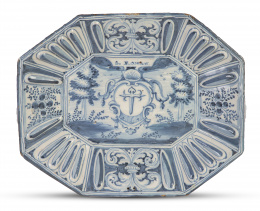539.  Fuente achaflanada de cerámica esmaltada en azul de cobalto, con escudo de la orden de Santiago y nombre del propietario, S. Román.Talavera, h. 1700 - 1725.