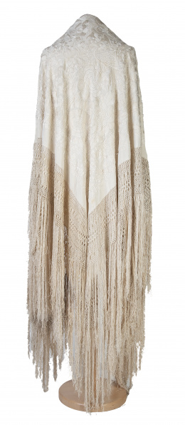 650.  Mantón de "Manila" en seda, bordado con hilos del mismo color en hueso.S. XIX.