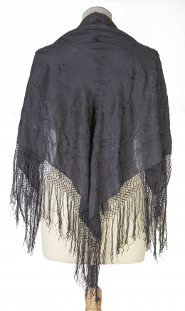 645.  Mantoncillo de "Manila" en negro bordado con flores, S. XIX.