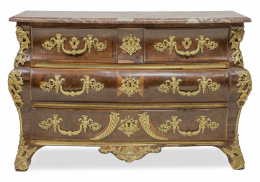 1331.  Cómoda regencia "Tombeau" de madera de palo de rosa, bronces dorados y tapa de mármol "griotte".Francia, primer cuarto del S. XVIII.