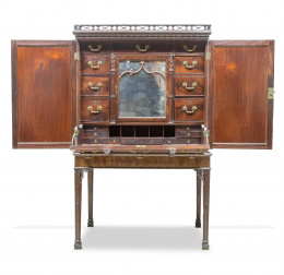667.  Cabinet Chippendale de madera de caoba y palma de caoba.Inglaterra, ff. del S. XVIII.