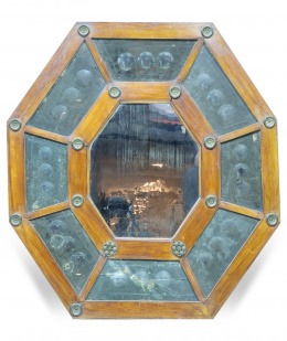 1442.  Espejo octogonal en madera de nogal con aplicaciones metálicas.