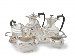 559.  Juego de plata Jorge V para café, té y chocolate, con mangos de madera. Con marcas.Sheffield, Inglaterra, (1918-1919).