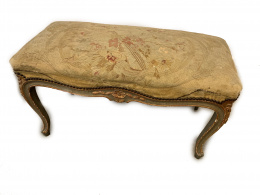 1444.  Pareja de banquetas de estilo Luis XV en madera tallada, pintada y dorada con tapicería de Aubusson.S. XIX.