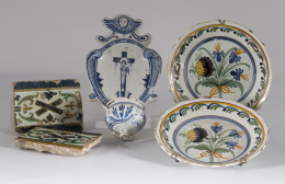 888.  Pareja de platos de cerámica esmaltada con “bouquet” en el asiento y cenefa de hojas.Trabajo Breton, Quimper, ffs. del S. XIX.