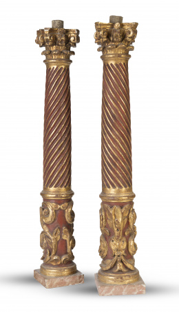 697.  Pareja de columnas barrocas de madera tallada, policromada en rojo, marmoleada y parcialmente dorada.Trabajo español, S. XVII.