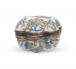 1040.  Caja para rapé de forma lobulada de cerámica esmaltada, montada en plata.Francia, S. XVIII.
