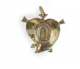410.  Medalla devocional de metal dorado con forma de corazón atravesado por flechas y la Virgen de Guadalupe.S. XVIII.