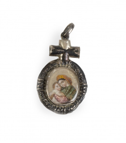 409.  Medalla devocional en plata con dos vitrales, anverso con copia de la Virgen de la Silla de Rafael y reverso con restos de Ecce Homo.h. 1800.