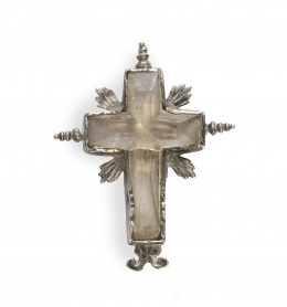 908.  Cruz relicario de la "Vera Cruz" de plata y cristal de roca.S. XVII.