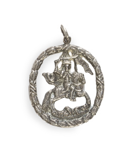 909.  Santiago Matamoros.Medalla de cofradía en plata fundida, cincelada.Castilla, S. XVII - S. XVIII.
