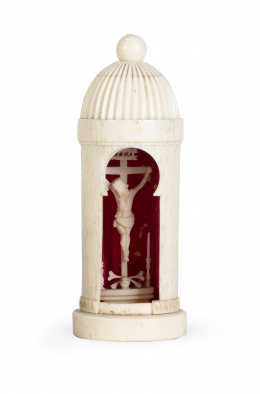 424.  Capilla de viaje de marfil, con Cristo crucificado en el interior.S. XVIII - S. XIX.