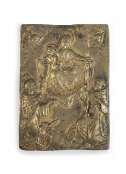 429.  La Virgen con el Niño y dos santos.Placa devocional de bronce dorado.España, S. XVII - XVIII.