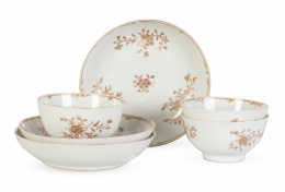 1178.  Lote de tres cuencos con su tazas para té de estilo imari de porcelana de Compañia de Indias, esmaltada en rojo y dorado.China, S. XVIII.