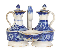 1086.  Recado de vinagreras de cerámica esmaltada en azul y blanco con depósito para sal.España, S. XIX.