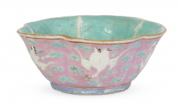1158.  Cuenco de porcelana esmaltada en rosa, azul y verde decorado con garzas. China, dinastía Qing, S. XIX.