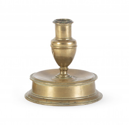 1075.  Candelero de bronce dorado.S. XVII.