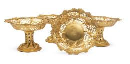 1210.  Juego de cuatro centros de bronce dorado con corona de conde.Inglaterra, S. XIX.