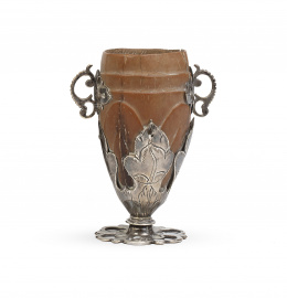 1074.  Jícara chocolatera de nuez de Coco montado en plata.Quizás Guatemala, h. 1800.