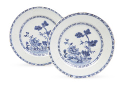 1165.  Pareja de platos de porcelana esmaltada de Compañía de Indias en azul de cobalto con peonías.China, S. XVIII.