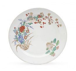 1169.  Plato de porcelana esmaltada y dorada con flores.Japón, S. XVIII.