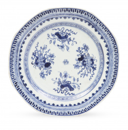 1172.  Plato achaflanado de porcelana esmaltada en azul y blanco con símbolos chinos.Compañía de Indias, China, S. XVIII.