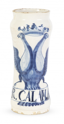 1088.  Bote de farmacia de cerámica esmaltada en azul de cobalto con águila bicéfala coronada e inscripción "R. Calam. AR".Aragón, S. XVIII.