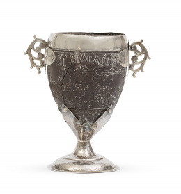 1077.  Coco tallado con águila bicéfala montado en plata.Guatemala o Venezuela, ff. del S. XVIII.