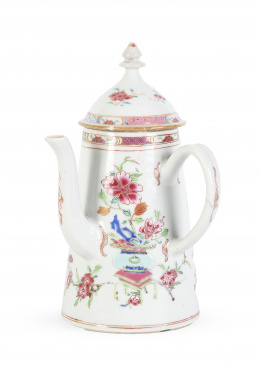 1173.  Cafetera de porcelana de Compañia de Indias con esmaltes de la familia rosaChina, ff. del S. XVIII.