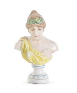 1128.  Figura mitológica femenina de medio busto de porcelana esmaltada.Siguiendo a Buen Retiro, S. XIX.