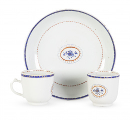 1218.  Lote de plato acuencado y dos tazas de porcelana esmaltada.Compañía de Indias, S. XVIII.