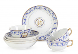 1220.  Juego de tres tazas y cinco platos de porcelana esmaltada y dorada.Compañía de Indias, S. XVIII.