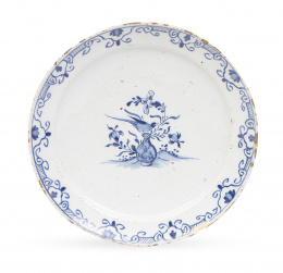 1048.  Plato de cerámica esmaltada en azul de cobalto con jarrón, flores y ave.Delft, S. XVIII.