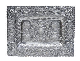 1419.  Bandeja de plata cuadrangular de plata en su color, repujada.Trabajo peruano, S. XVIII.