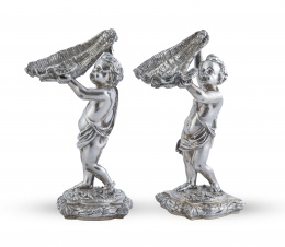 1289.  Françoise-Désiré Froment-Meurice (1802-1855).Pareja de saleros de plata con niños cargando una concha.París., h. 1850.