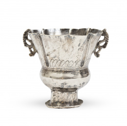 1076.  Catavinos de plata, con asas caladas.Trabajo colonial, S. XVII - XVIII.