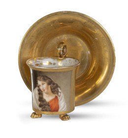 1338.  Taza con su plato de porcelana esmaltada y dorada con retrato femenino.París, primera mitad del S. XIX.