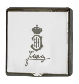 1282.  Polvera con espejo grabado con corona real y la firma de Don Juan de Borbón (1913 - 1993).S. XX.