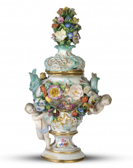 571.  Jarrón con tapa en porcelana esmaltada y aplicada. Marcado en azul cobalto en la base.Meissen, h. 1860 - 1924.