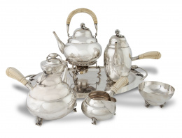 681.  Tiffany & Co.Juego de café y té con samovar de plata con mangos de marfil.