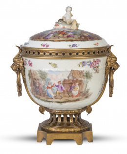 569.  "Pot-pourri" de porcelana esmaltada montado en bronce. Sigue modelos de porcelana de Meissen.Con marcas en azul cobalto en la base.Samson, Francia, S. XIX.
