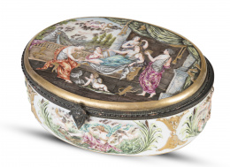 1266.  Caja oval de porcelana esmaltada y dorada.Capo di Monte, ff. del S. XIX.