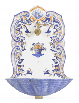 680.  Aguamanil de cerámica esmaltada con venera y cesto de flores.Rouen, Francia, S. XX.