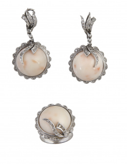 244.  Conjunto de pendientes largos y sortija con cabuchones de coral piel de ángel, orlados de brillantes con marcos lobulados