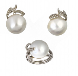 168.  Conjunto de pendientes y sortija con perlas mabe y brillantes